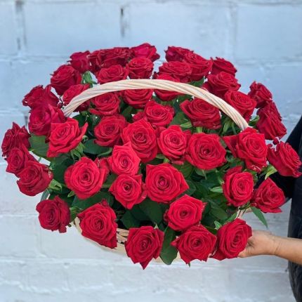 Корзинка "Моей королеве" из красных роз с доставкой в по Дрезне